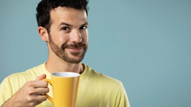 Homem tomando uma xícara de café