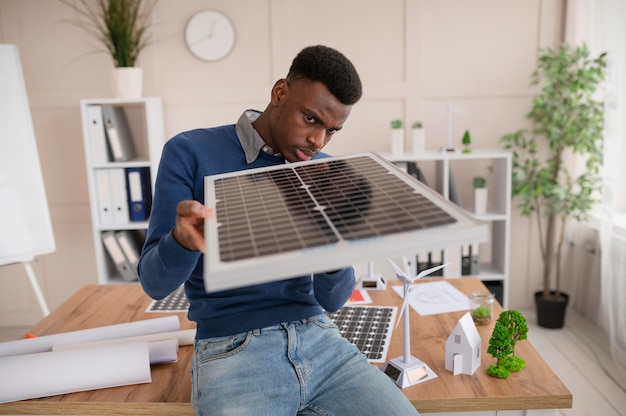 Homem trabalha para projeto ambiental