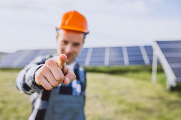 Homem trabalhador no firld pelos painéis solares