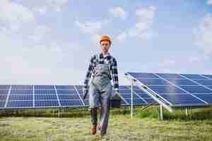 Foto grátis homem trabalhador no firld pelos painéis solares