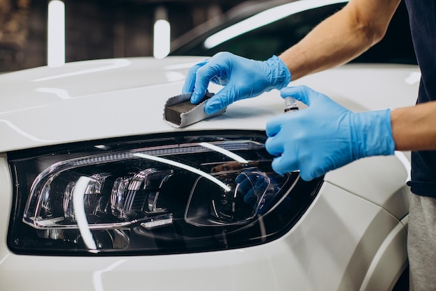 Homem trabalhando carro detalhando e carro de revestimento