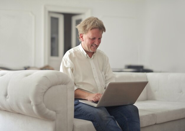 Homem trabalhando com laptop em casa