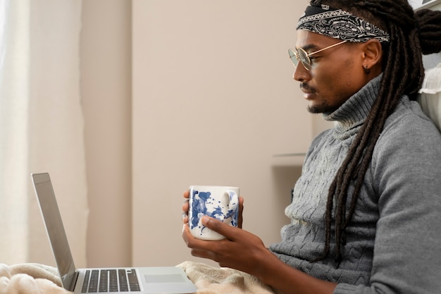 Foto grátis homem trabalhando com laptop