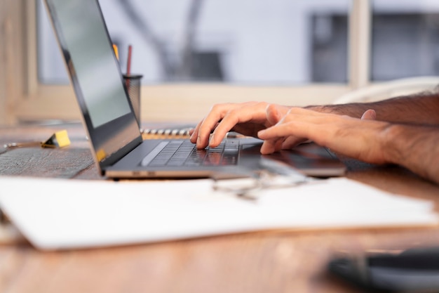 Foto grátis homem trabalhando como freelancer em casa