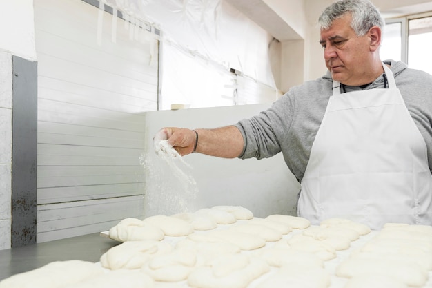 Foto grátis homem trabalhando duro em uma padaria
