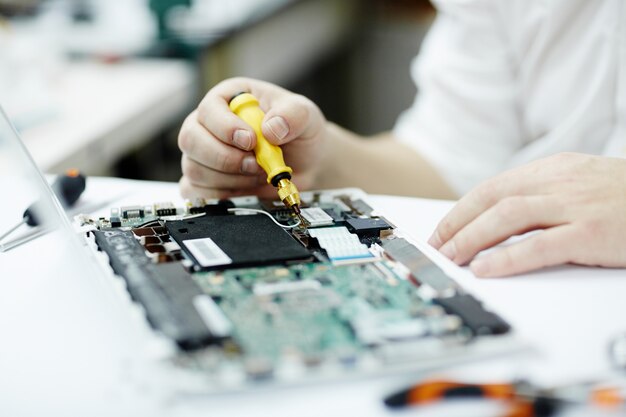 Homem trabalhando em eletrônica