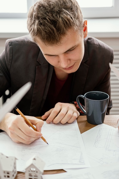 Homem trabalhando em projeto de energia renovável