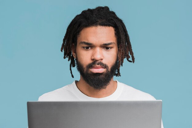 Homem trabalhando em seu laptop