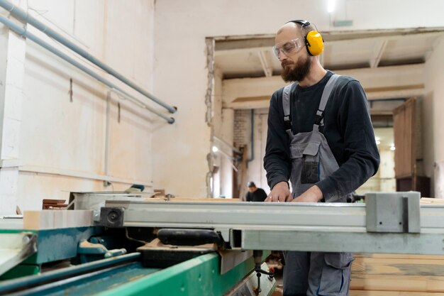 Homem trabalhando em um armazém de placas de mdf