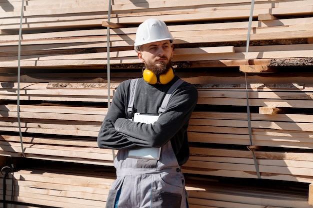 Homem trabalhando em um armazém de placas de mdf