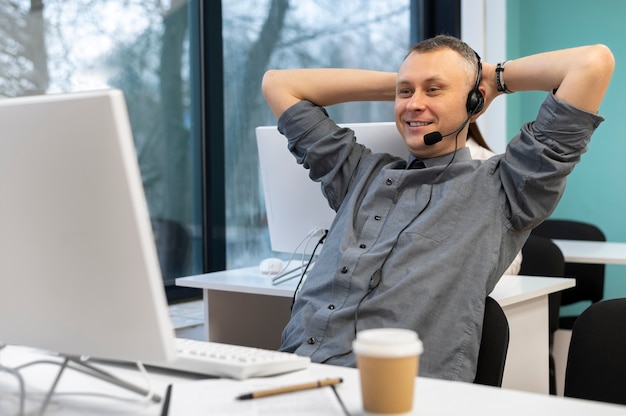 Foto grátis homem trabalhando em um escritório de call center