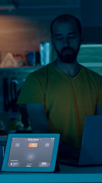 Foto grátis homem trabalhando em uma casa inteligente, controlando o ambiente com um gadget wi-fi