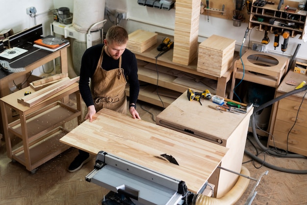 Homem trabalhando em uma oficina de gravura em madeira