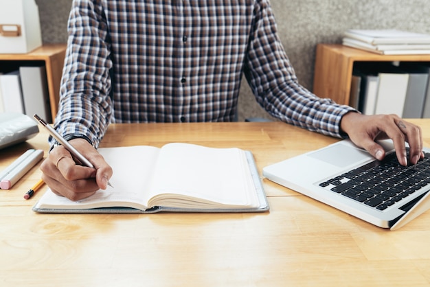 Homem trabalhando no escritório