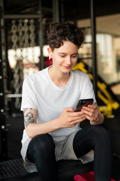 Foto grátis homem trans malhando na academia