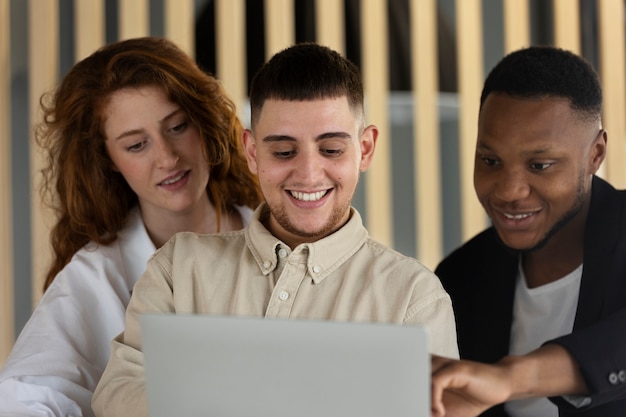 Foto grátis homem trans no trabalho com laptop