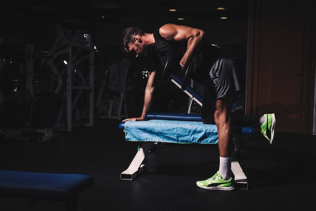 Foto grátis homem, treinamento, em, ginásio