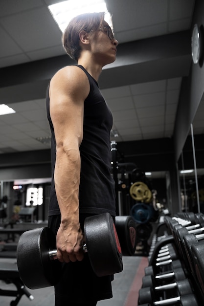 Foto grátis homem treinando com levantamento de peso