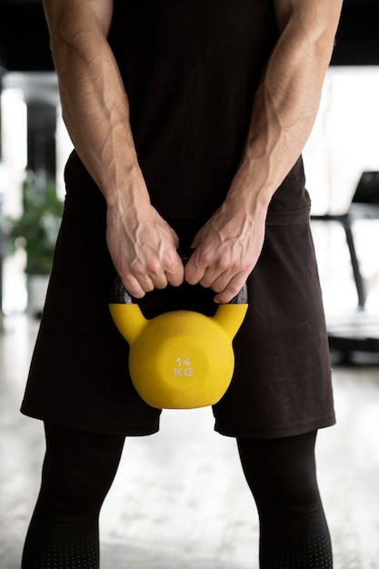 Foto grátis homem treinando com levantamento de peso