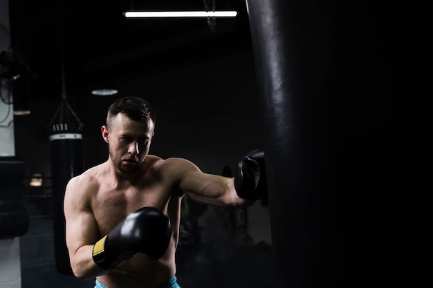 Homem treinando duro para uma competição de boxe