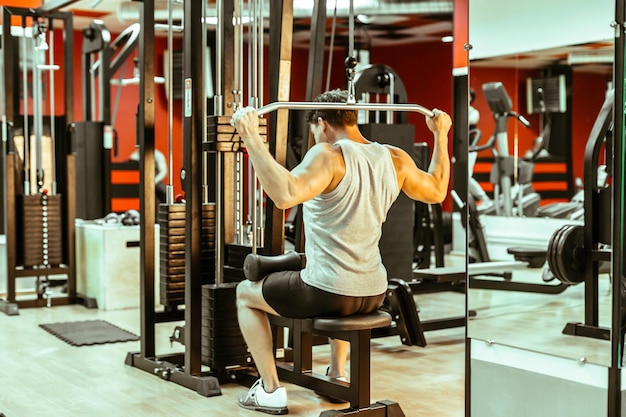 Homem treinando na academia local