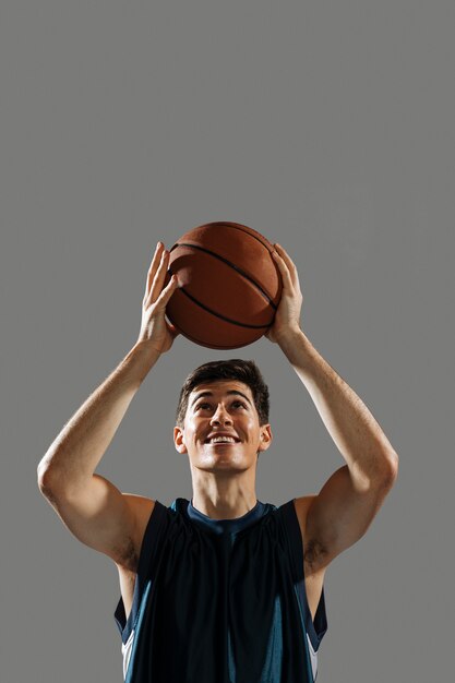 Homem treinando para jogo de basquete