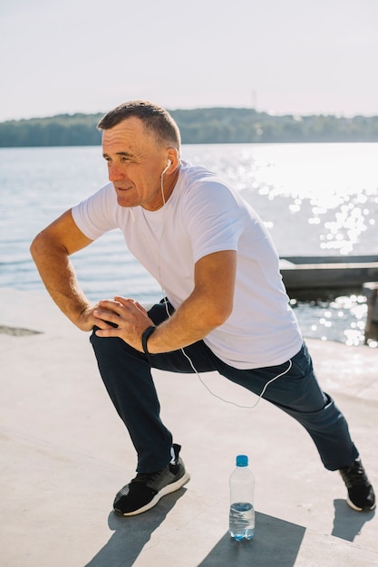 Homem treinando perto de um lago