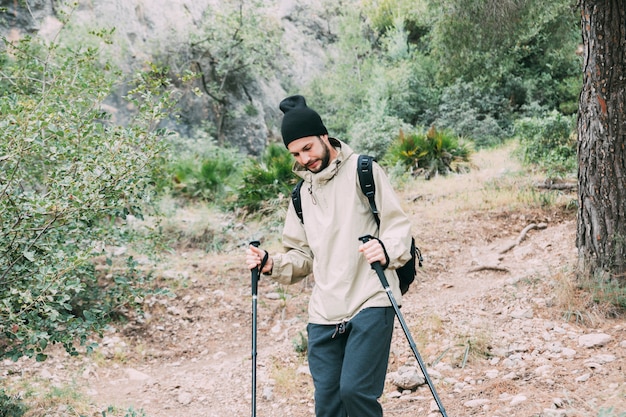 Homem, trekking, em, montanhas