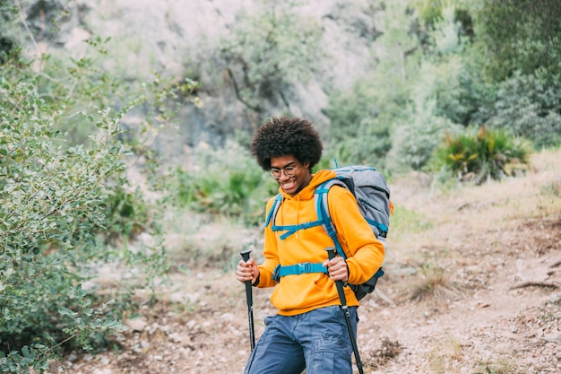 Homem, trekking, em, montanhas