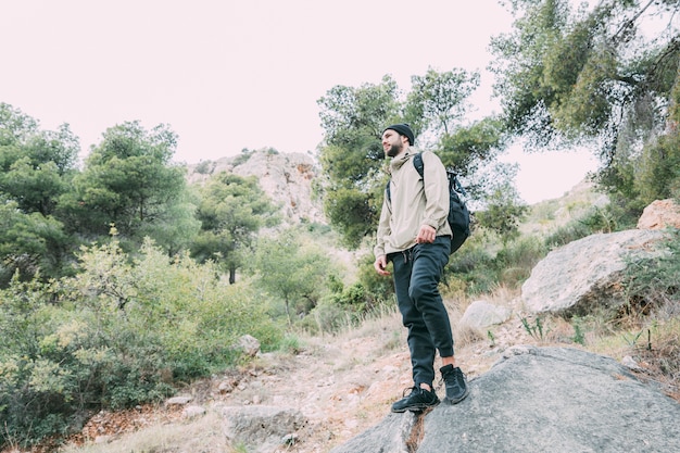 Homem, trekking, em, montanhas