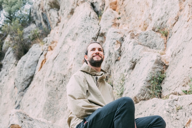 Homem, trekking, em, montanhas