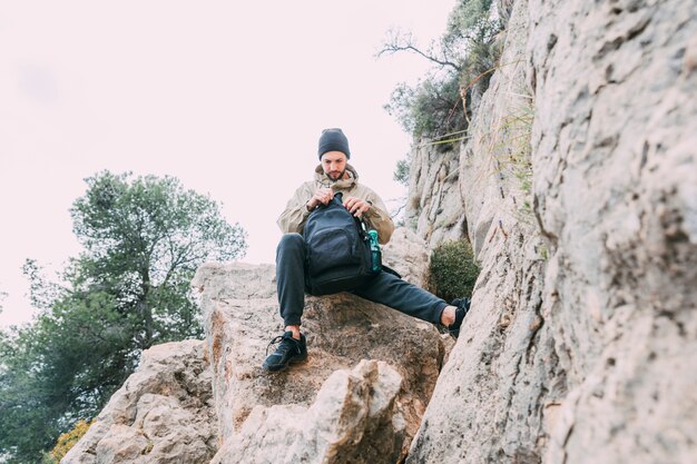 Homem, trekking, em, montanhas