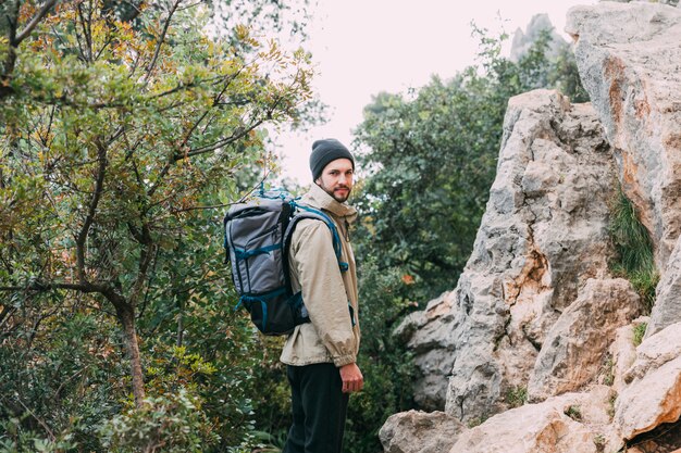 Homem, trekking, em, montanhas