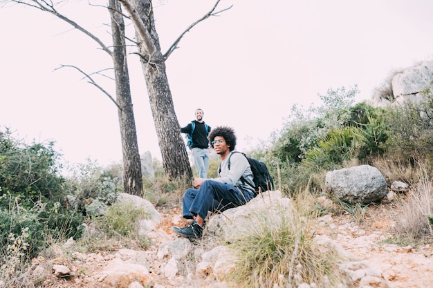 Homem, trekking, em, natureza