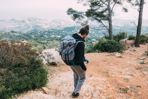 Homem, trekking, em, natureza