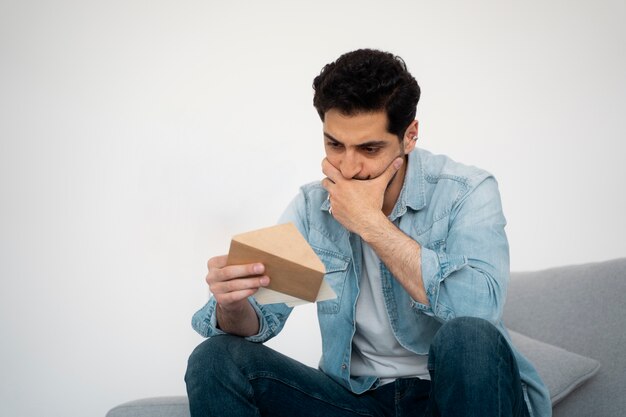 Homem triste de tiro médio lendo carta
