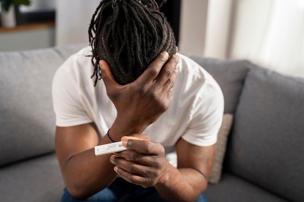 Foto grátis homem triste depois do resultado positivo em um teste cobiçoso