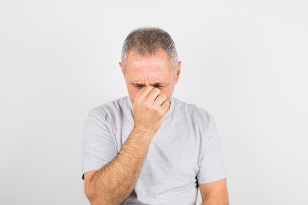 Foto grátis homem triste envelhecido em t-shirt