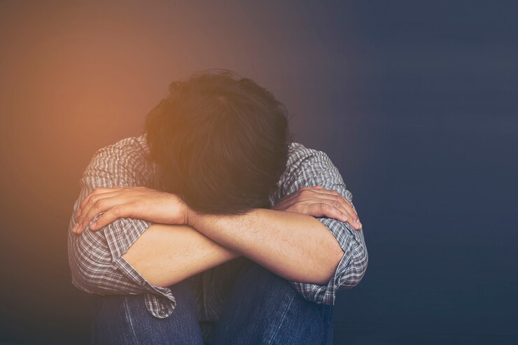 Foto grátis homem triste, segurando a cabeça com a mão