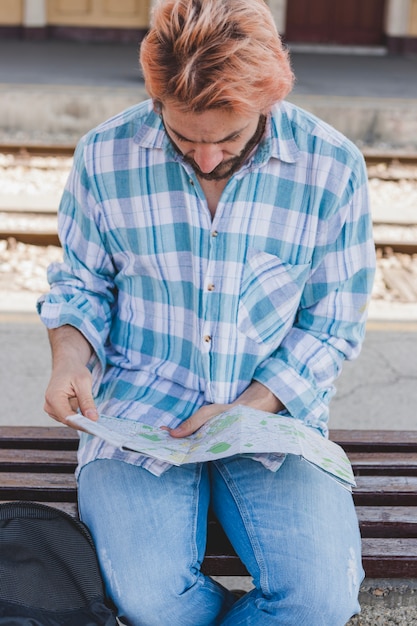 Homem turista olhando para o mapa