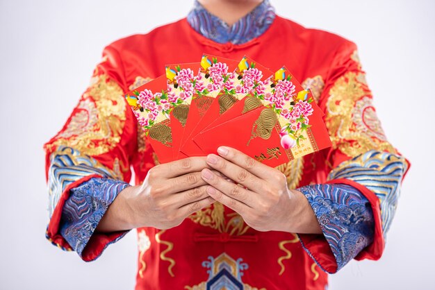 Homem usa terno Cheongsam dá um presente para sua família Para ser uma pessoa de sorte no Ano Novo Chinês