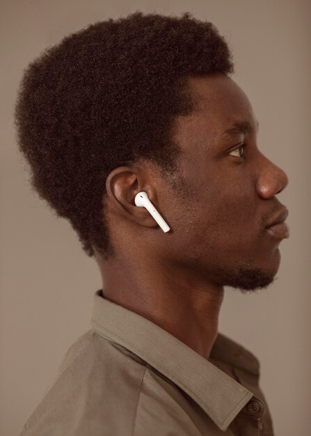 Homem usando air pods, vista lateral direita