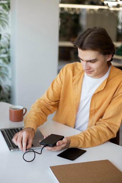 Homem usando armazenamento externo usado