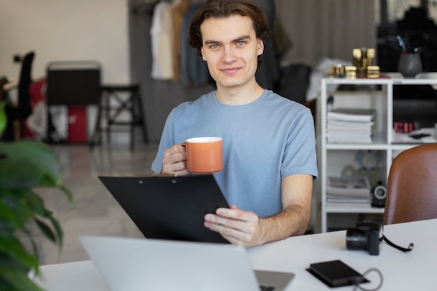 Foto grátis homem usando armazenamento externo usado