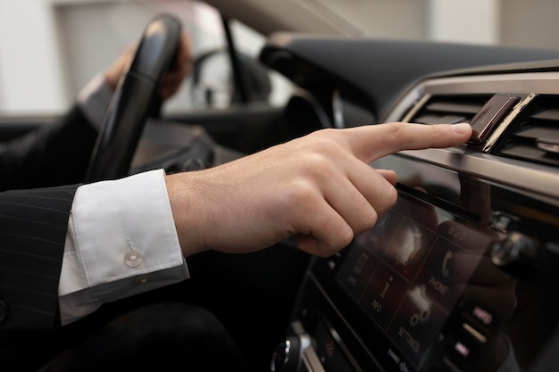 Homem usando as opções do carro enquanto dirige