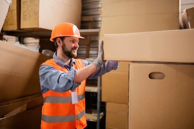 Homem usando boné de segurança no trabalho