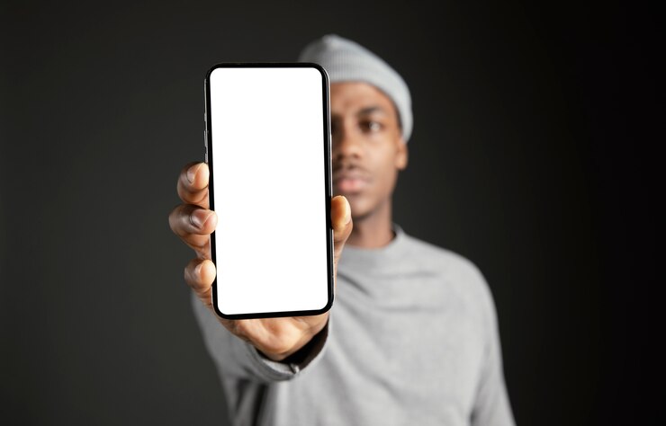 Foto grátis homem usando boné segurando o telefone