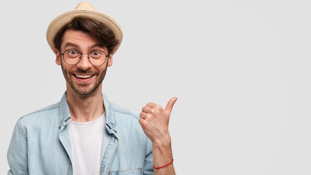 Homem usando chapéu de palha e camisa jeans