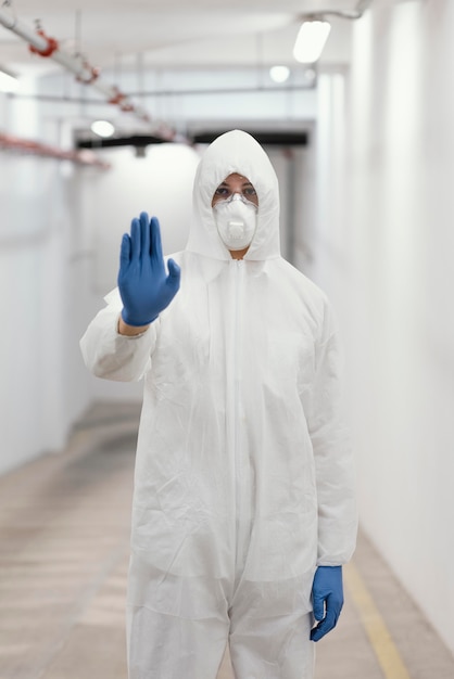 Foto grátis homem usando equipamento de proteção contra risco biológico