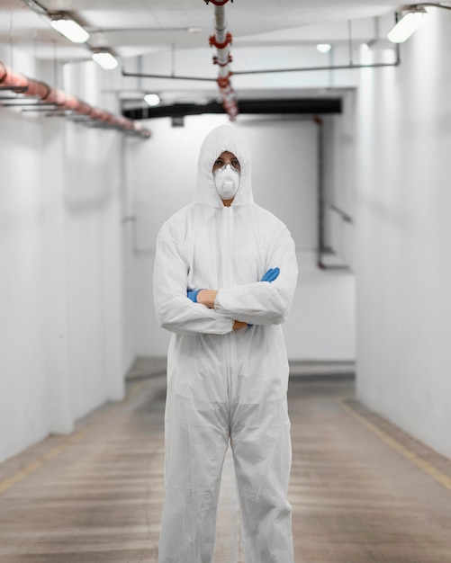 Homem usando equipamento de proteção contra risco biológico